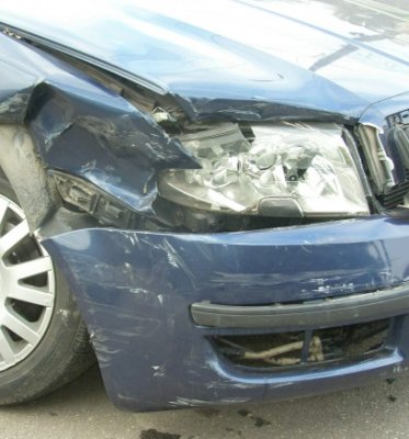 Recidivistul care a dărâmat uşile unei spălătorii rămâne după gratii